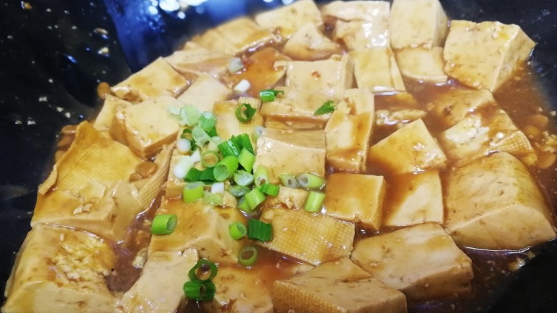 家常烧豆腐,洒上葱花，即可出锅。