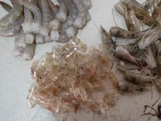 黄金土豆虾球,先将先虾清洗干净，在把虾头切掉，再把虾皮剥起来，在去掉虾线