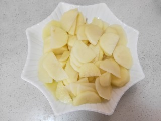 黄金土豆虾球,切片后放入蒸锅中蒸25分钟