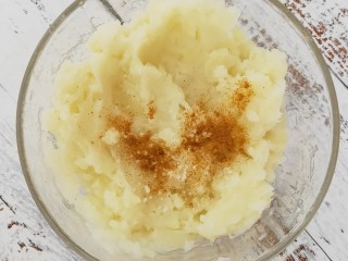 黄金土豆虾球,把蒸熟的的土豆放入碗中压成土豆泥，在放入胡椒粉，盐