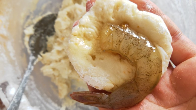 黄金土豆虾球,取一坨土豆泥搓圆，再按扁，在把虾放在土豆泥上