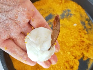 黄金土豆虾球,用土豆泥包入虾仁，虾尾部分漏外面