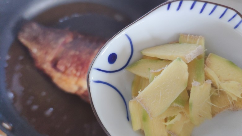 豆腐鱼头汤,加入生姜