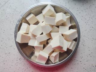 豆腐鱼头汤,豆腐稍稍洗一下，切成小块