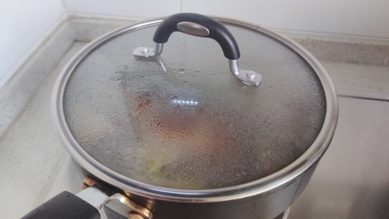 豆腐鱼头汤,盖上锅盖，转中小火焖煮15-20分钟