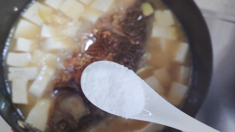 豆腐鱼头汤,加一小勺细盐