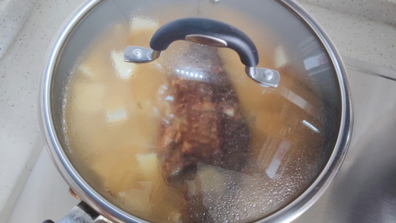 豆腐鱼头汤,盖上锅盖，继续焖煮10-15分钟