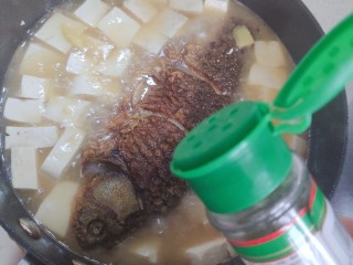 豆腐鱼头汤,加适量胡椒粉