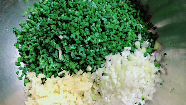 韭菜锅贴,将韭苔、葱姜切末放入盆中。