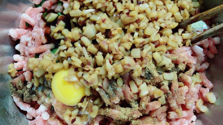 韭菜锅贴,腌制好的鱿鱼碎过滤掉汁，放入盆中。