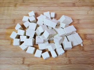 家常烧豆腐,老豆腐用水冲洗一下，切成2厘米大小的方块。