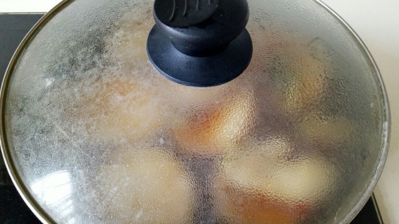 红烧素鸡,盖上锅盖，中小火焖煮8分钟即可