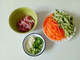 老北京炸酱面,准备好材料，黄瓜和胡萝卜切丝，大蒜和小葱切碎