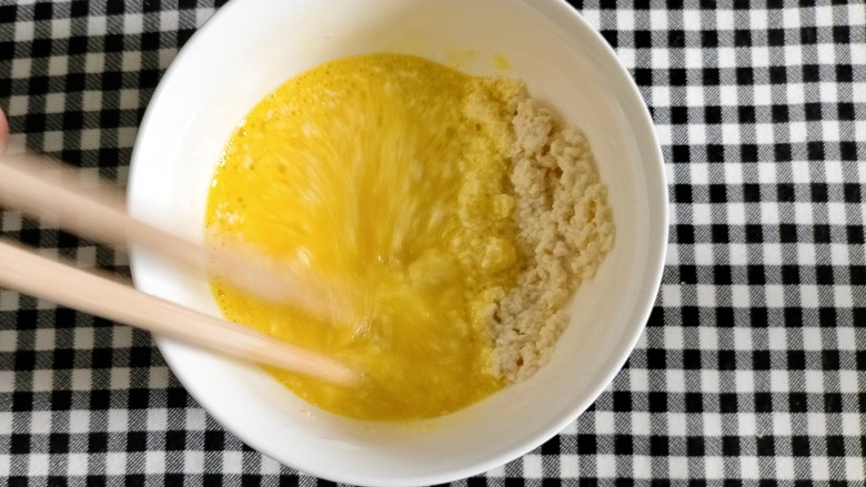 豆腐蒸蛋,混合鸡蛋搅拌，让所有豆腐泥都均匀粘上蛋液