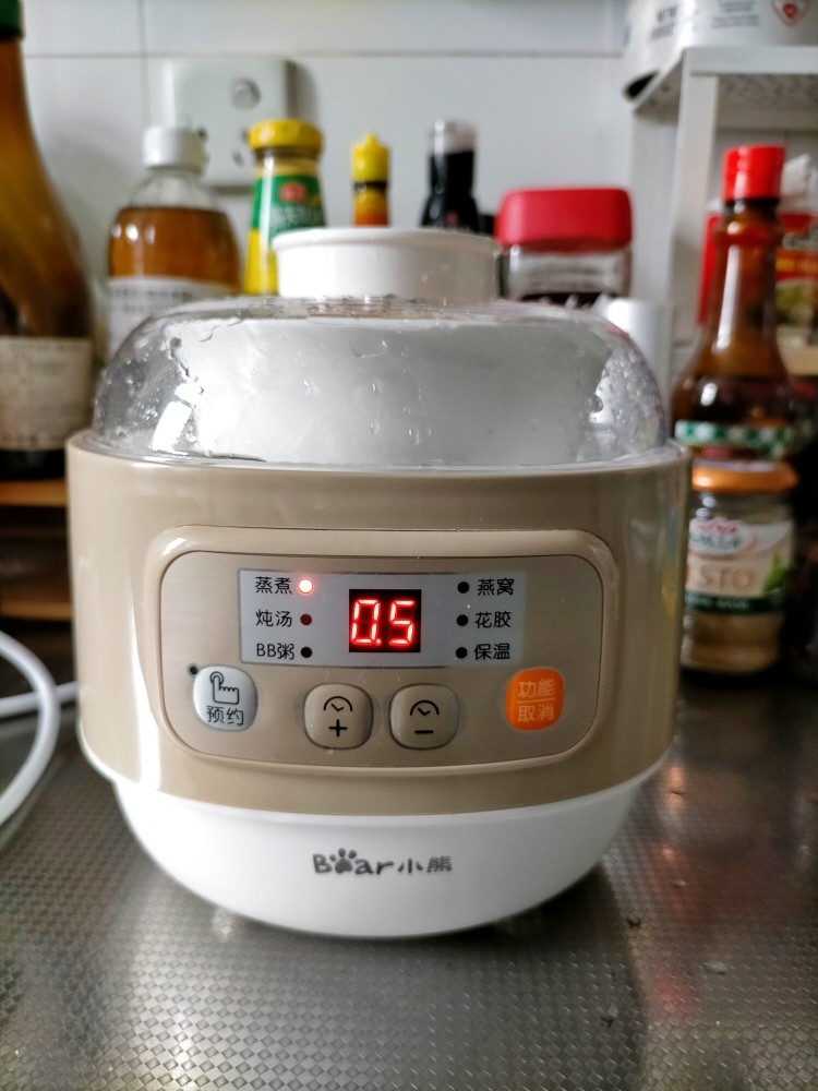 豆腐蒸蛋,我用的炖盅蒸煮功能，调节好时间
用煤气灶的话更快，先把水烧沸，上锅蒸8-10分钟即可