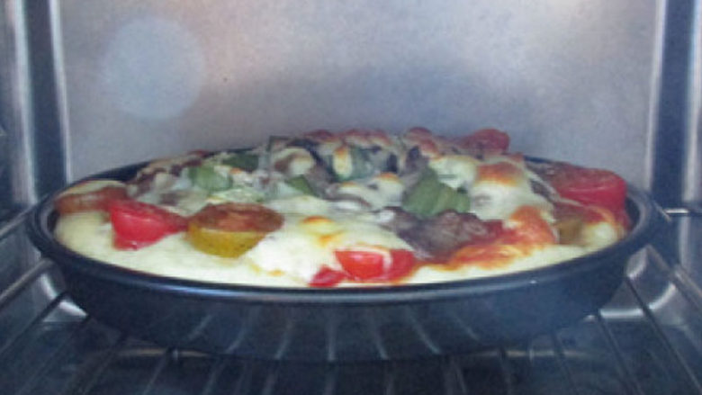 法式黑椒牛肉披萨 好吃好做,.烤箱上火200度，下火160度，预热后放入中下层，烤15分钟左右