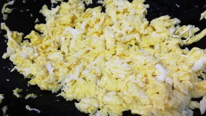 韭菜锅贴,热锅倒入适量油，油温热倒入打散的蛋液，中火筷子不停的搅拌，把鸡蛋划散成小块，关火。