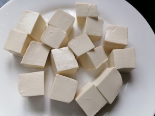 豆腐鱼头汤,豆腐切成均匀的块状