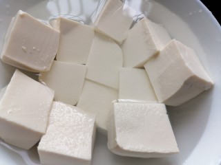 豆腐鱼头汤,将豆腐在盐水里浸泡一下去除豆腥