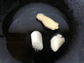 豆腐鱼头汤,锅内放油烧热放入生姜和大葱段