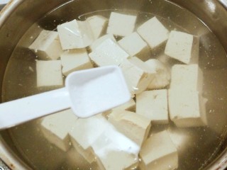 家常烧豆腐,豆腐放入开水中煮两分钟，水中加入两克盐。