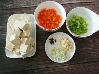 家常烧豆腐,豆腐切块 胡萝卜和青椒切小丁 葱和蒜切碎。