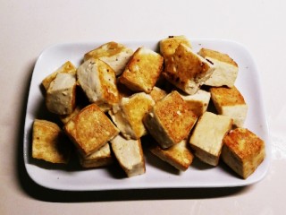 家常烧豆腐,煎至两面金黄 取出备用