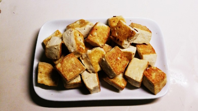 家常烧豆腐,煎至两面金黄 取出备用