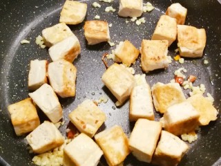 家常烧豆腐,放入煎好的豆腐 翻拌均匀