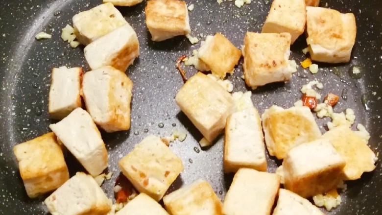 家常烧豆腐,放入煎好的豆腐 翻拌均匀