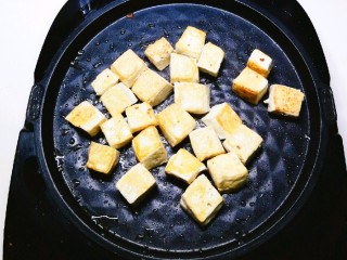 家常烧豆腐,煎烤机刷油 将豆腐煎制