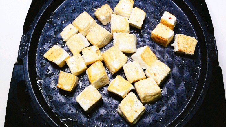 家常烧豆腐,煎烤机刷油 将豆腐煎制