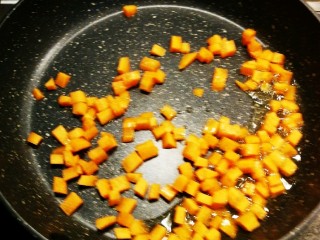 家常烧豆腐,炒锅加入食用油，放入胡萝卜丁翻炒。