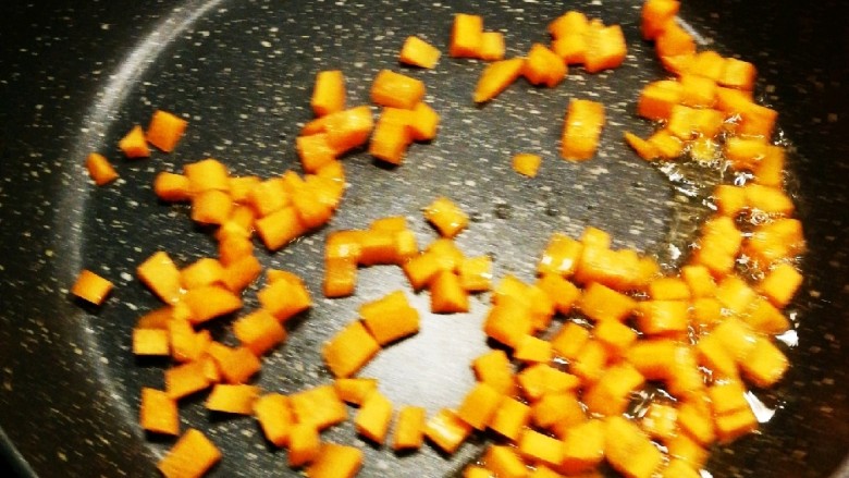 家常烧豆腐,炒锅加入食用油，放入胡萝卜丁翻炒。
