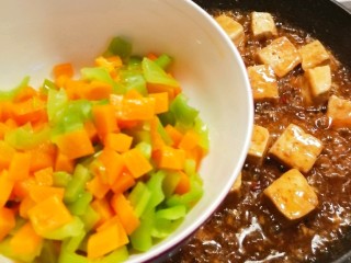 家常烧豆腐,汤汁浓稠后 放入炒好的蔬菜。