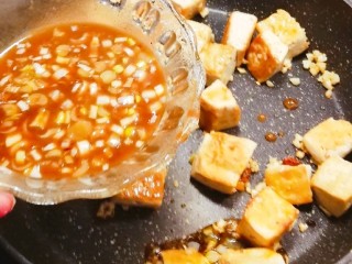 家常烧豆腐,倒入之前调好的碗汁 同时放入半碗清水 大火烧开