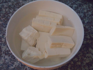 家常烧豆腐,加入较多的食盐，下清水泡半小时
