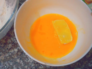 家常烧豆腐,再放入蛋液中裹一层蛋液