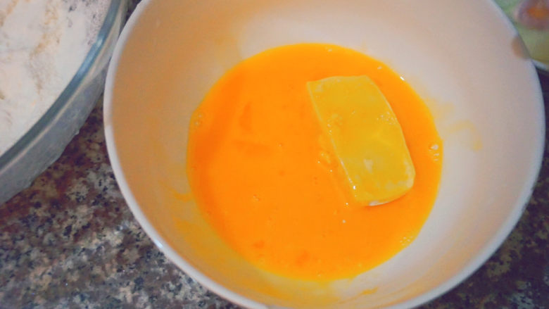 家常烧豆腐,再放入蛋液中裹一层蛋液