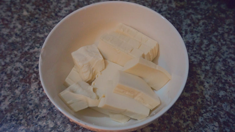 家常烧豆腐,先切成长方形形状的条状