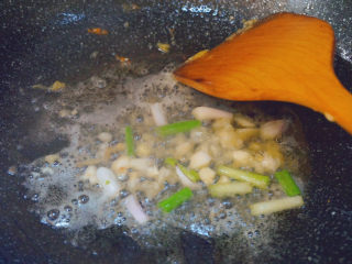 家常烧豆腐,锅内剩下的花生油不要倒，中火，倒入准备好的蒜泥