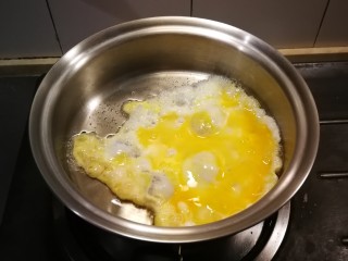 老北京炸酱面,起油锅 油热之后放入打散的鸡蛋  分成大块盛出备用