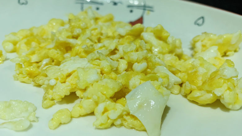丝瓜炒鸡蛋,盛碗里
