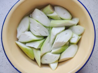 丝瓜炒虾仁,丝瓜去皮洗净，切滚刀块，切好的丝瓜可以泡在水里，以免氧化变色