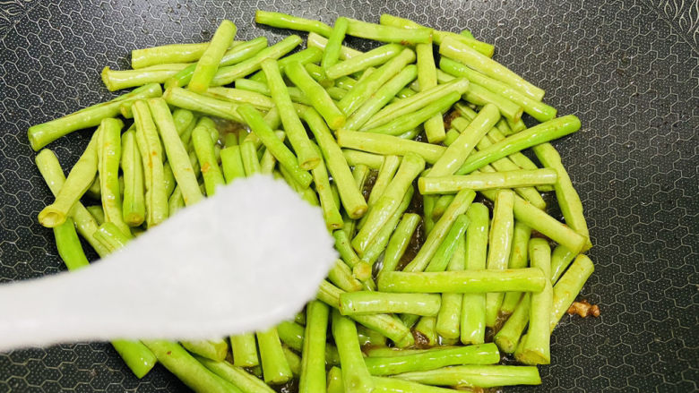 干煸豇豆,根据个人口味加入适量盐