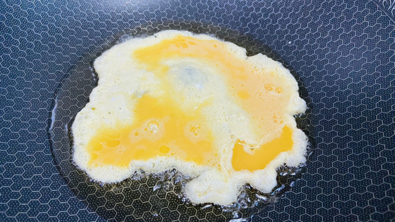 丝瓜炒鸡蛋,起油锅倒入鸡蛋液