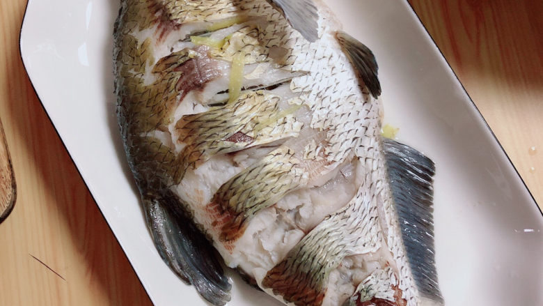 葱油鳊鱼,将鱼放入干净的鱼盘中。