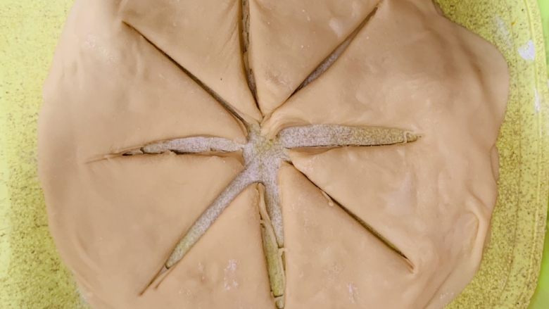 花朵千层饼,面皮放上去后用刀切8份，边边不切断。