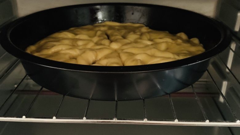 花朵千层饼,烤箱160℃预热5分钟。