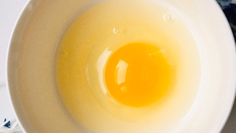 豆腐蒸蛋,碗中打入一个鸡蛋～